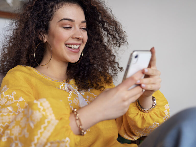 Femme au téléphone internet par satellite